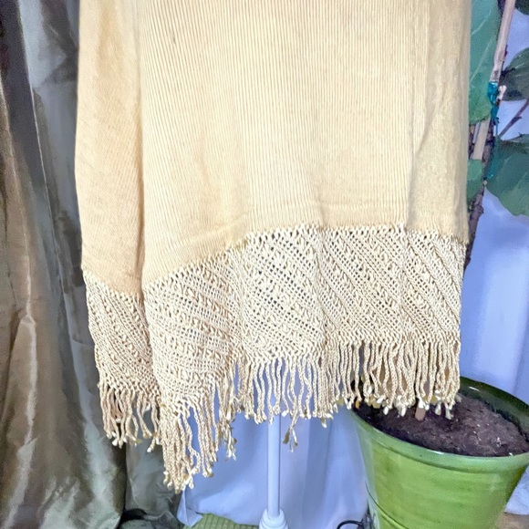 Los Andes Yellow Alpaca Poncho - Picture 10 of 14